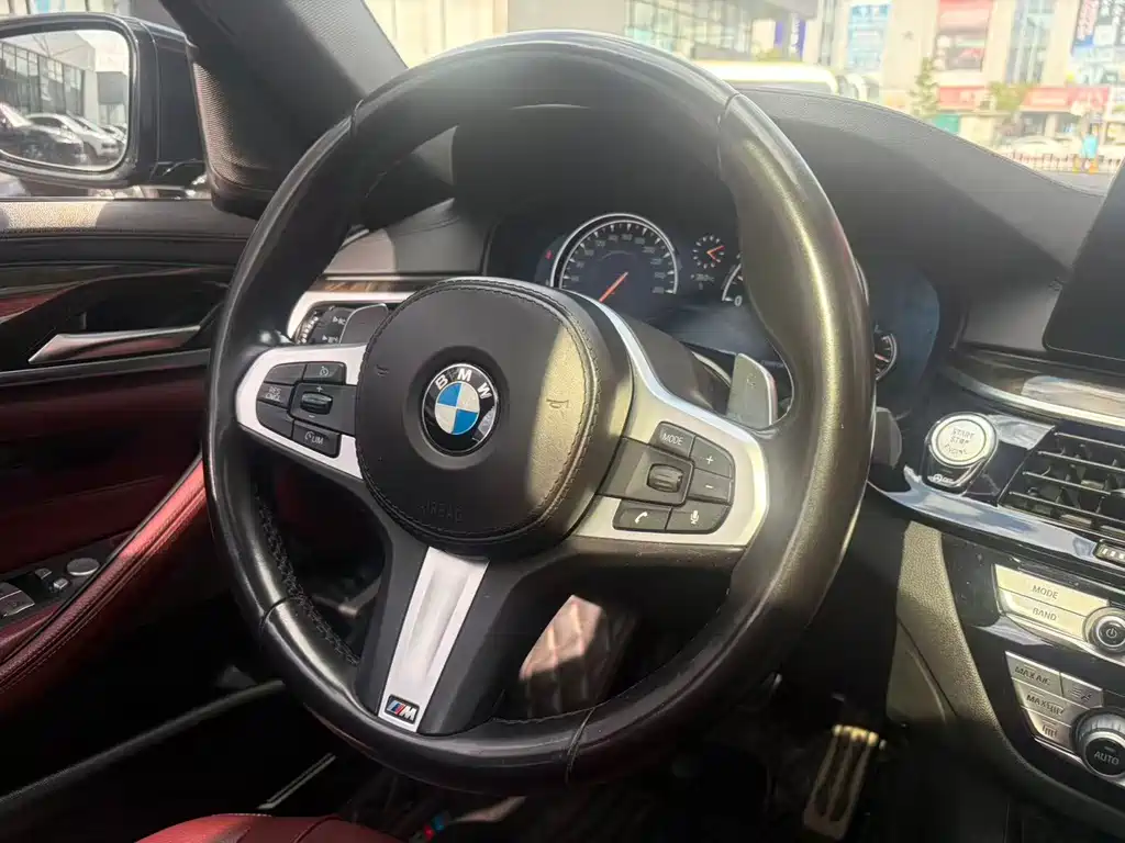 BMW 5 Series 2018 — фото 10
