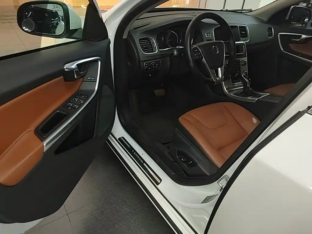 Volvo S60 2017 — фото 16