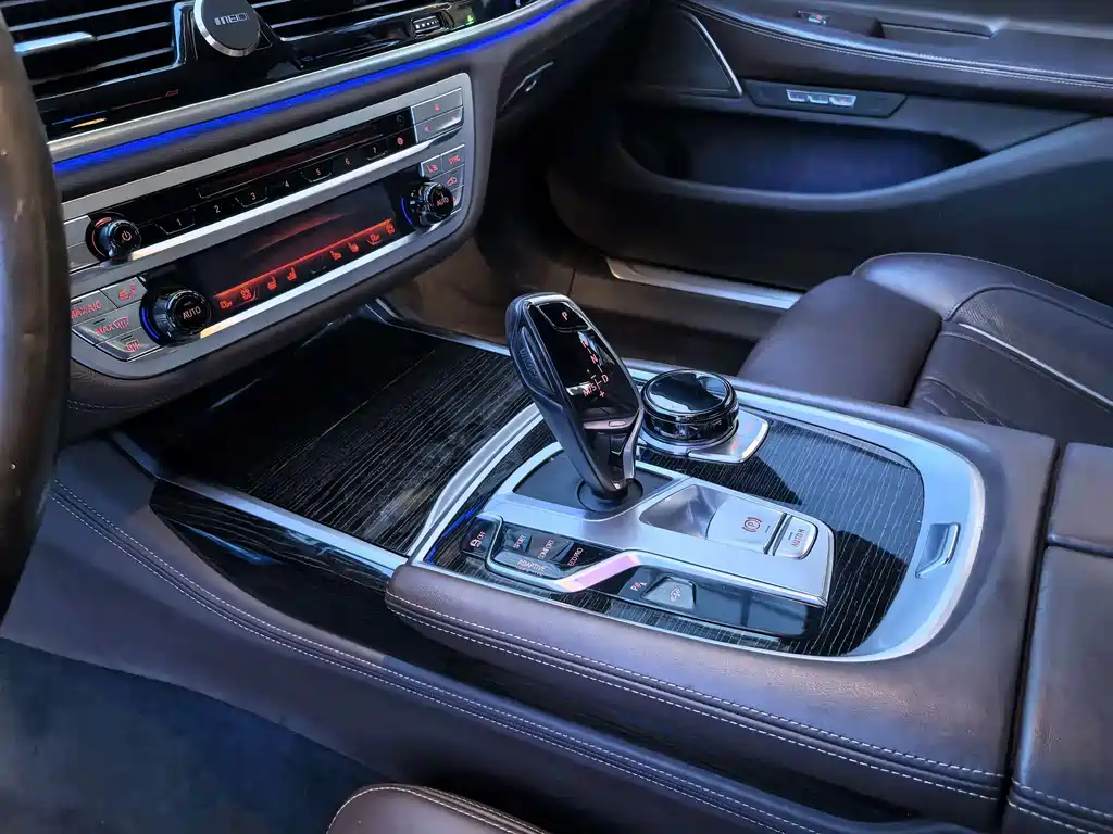 BMW 7 Series 2018 — фото 11