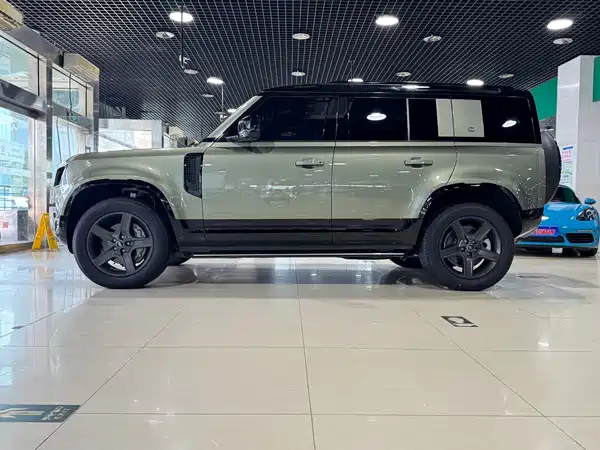 Land Rover Defender 2024
