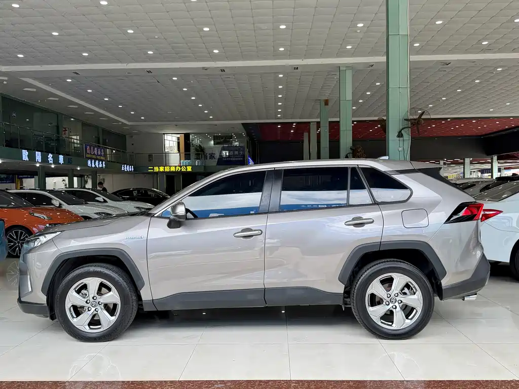 Toyota RAV4 2022 — фото 12