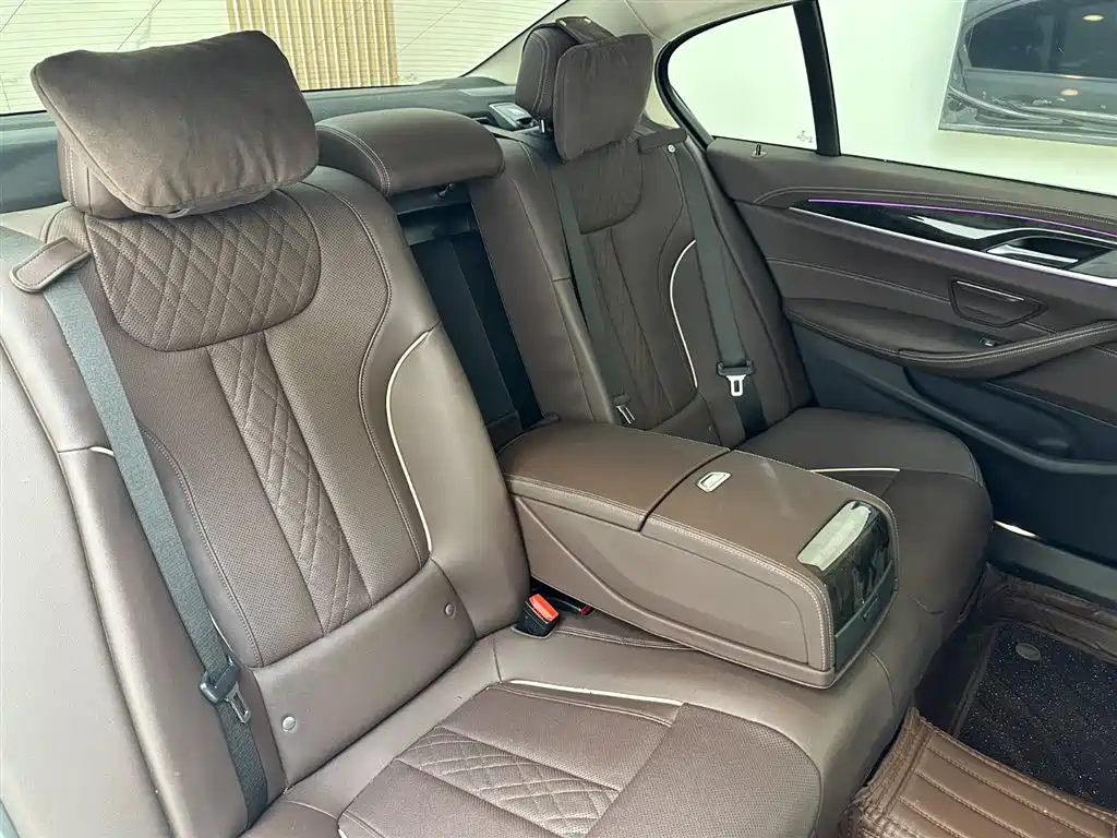 BMW 5 Series 2022 — фото 19