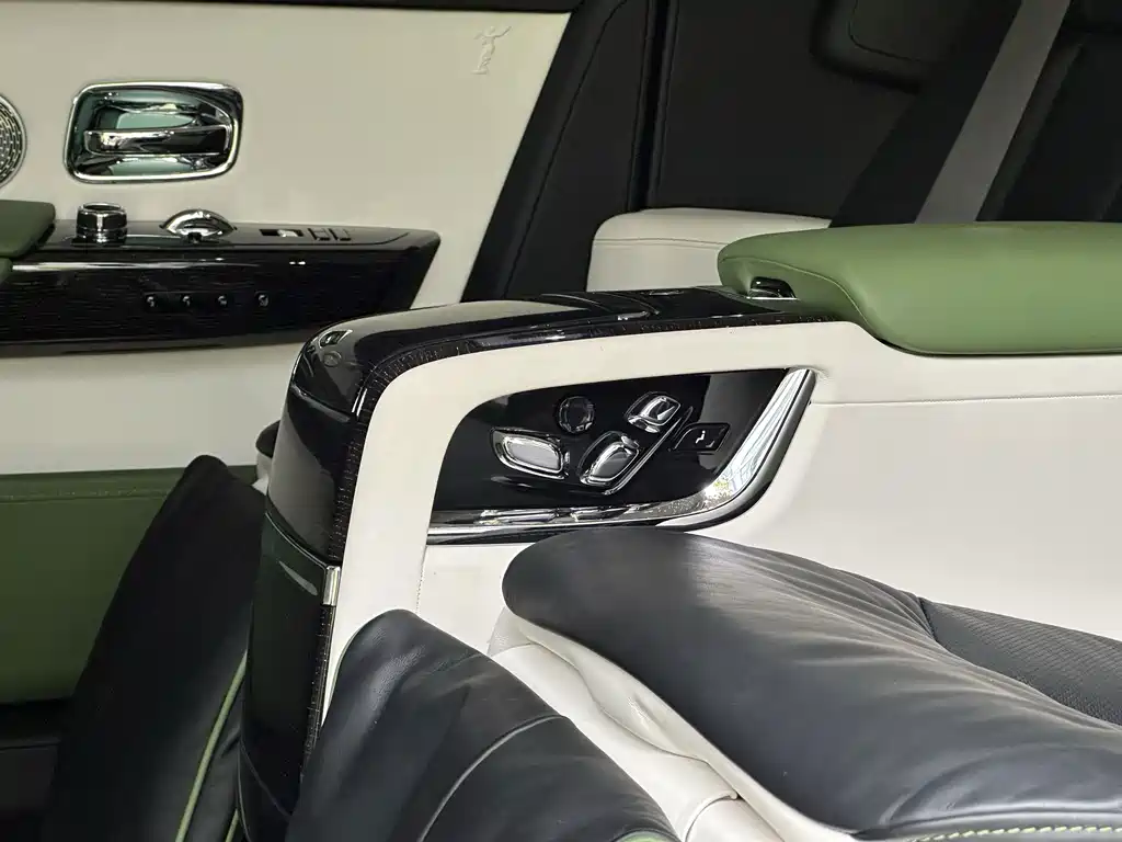 Rolls-Royce Phantom 2023 — фото 18