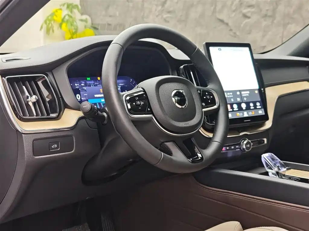 Volvo XC60 2025 — фото 7