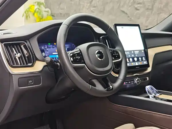 Volvo XC60 2025