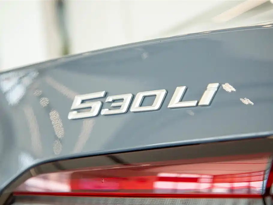 BMW 5 Series 2025 — фото 10