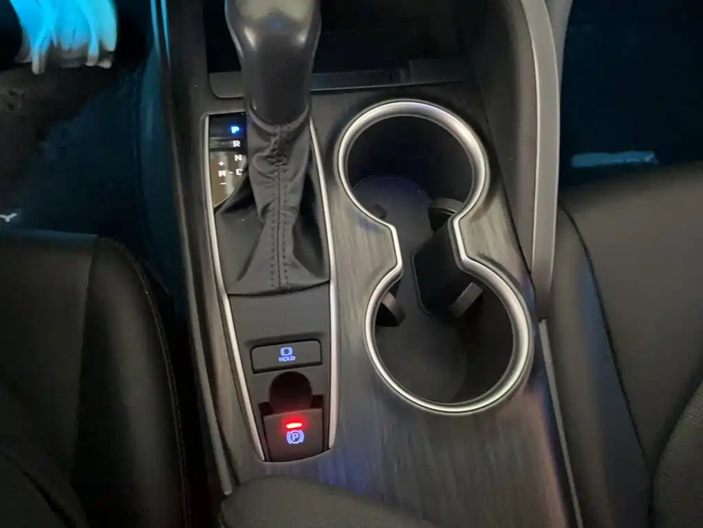 Toyota Camry 2023 — фото 11