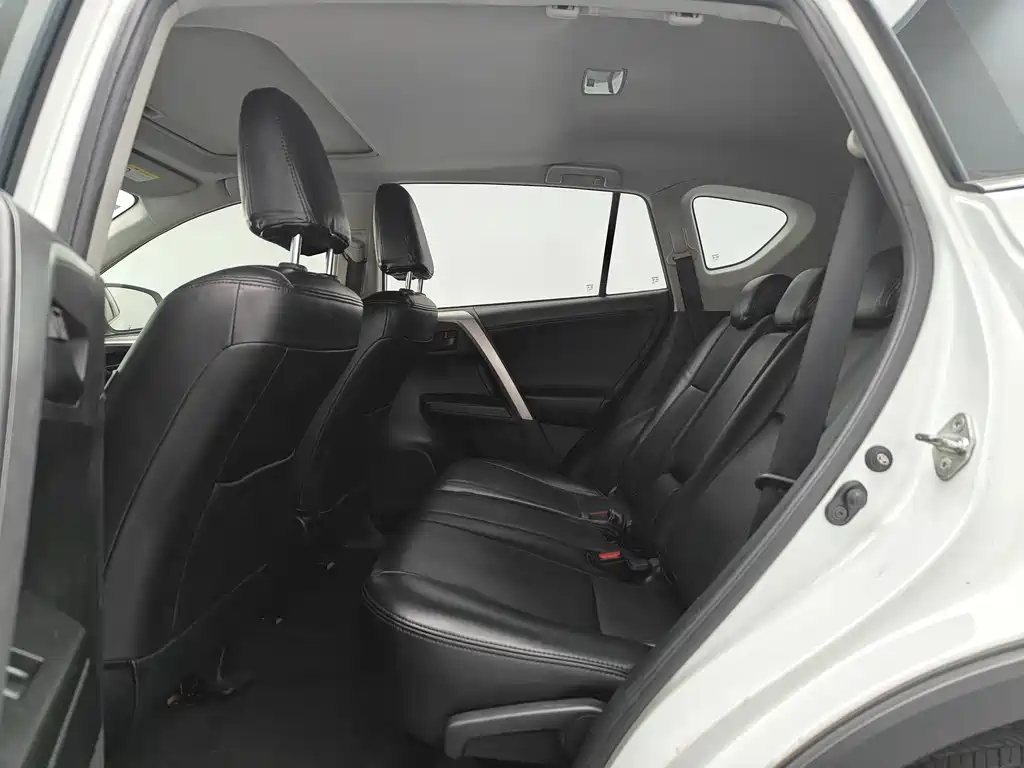 Toyota RAV4 2018 — фото 11