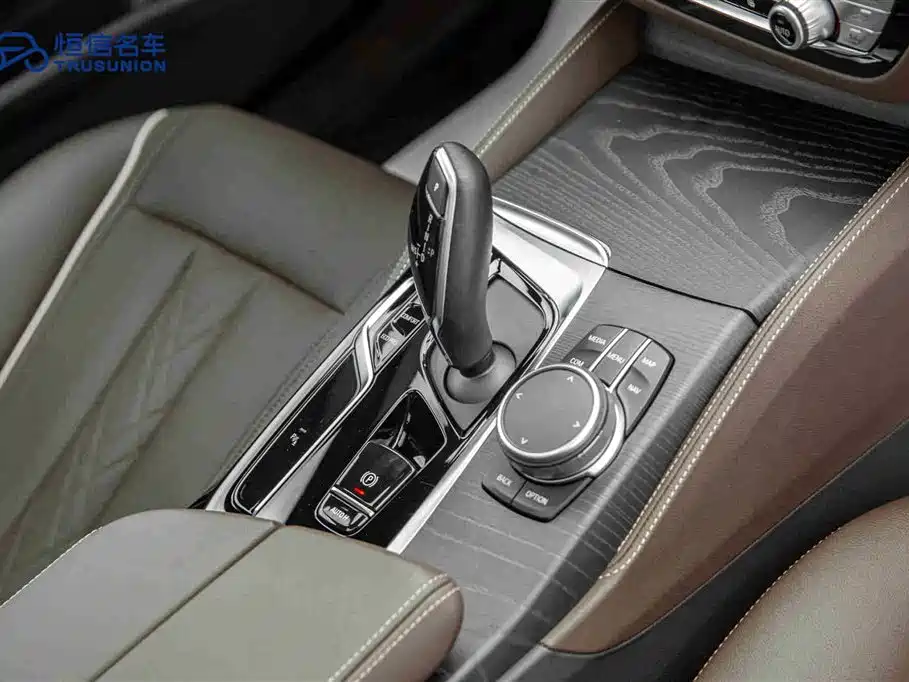 BMW 5 Series 2024 — фото 19