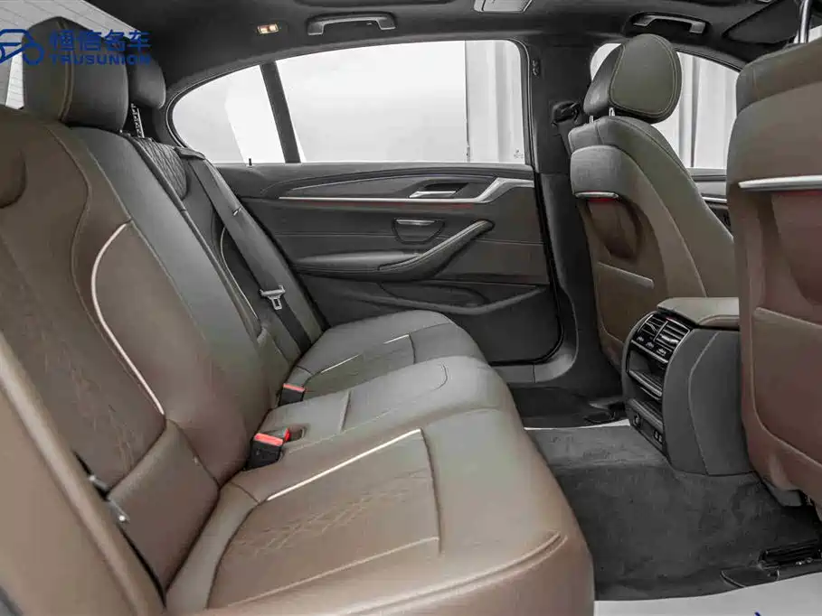 BMW 5 Series 2024 — фото 16