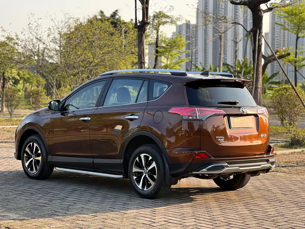 Toyota RAV4 2017 — фото 6