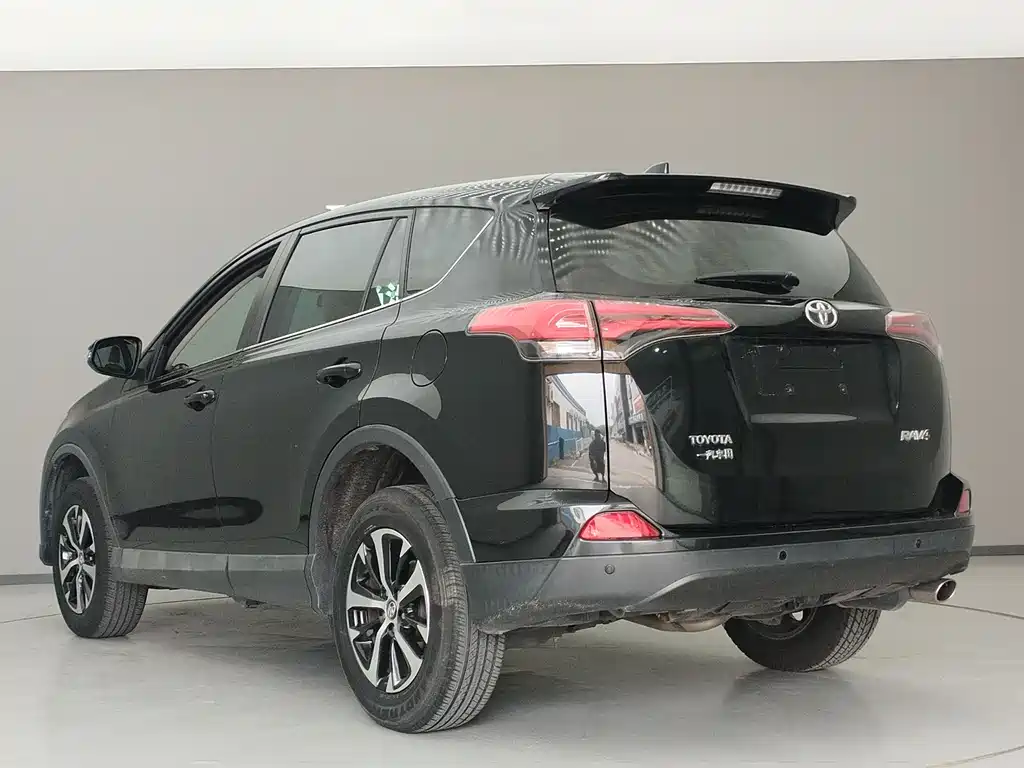 Toyota RAV4 2017 — фото 10