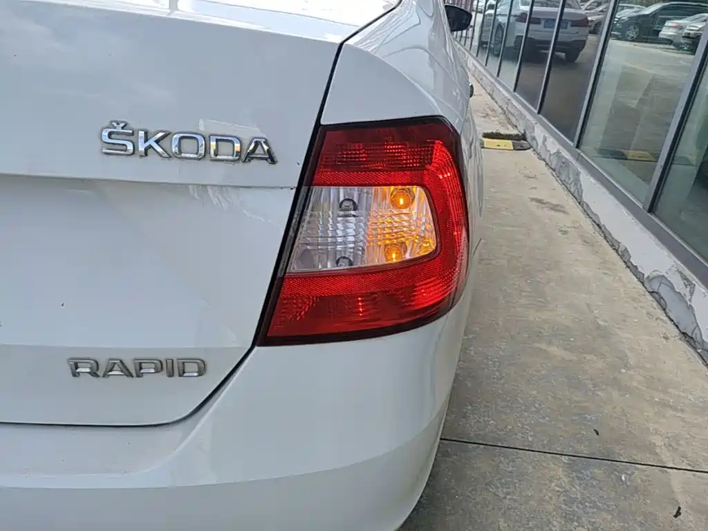 Skoda Rapid 2015 — фото 8