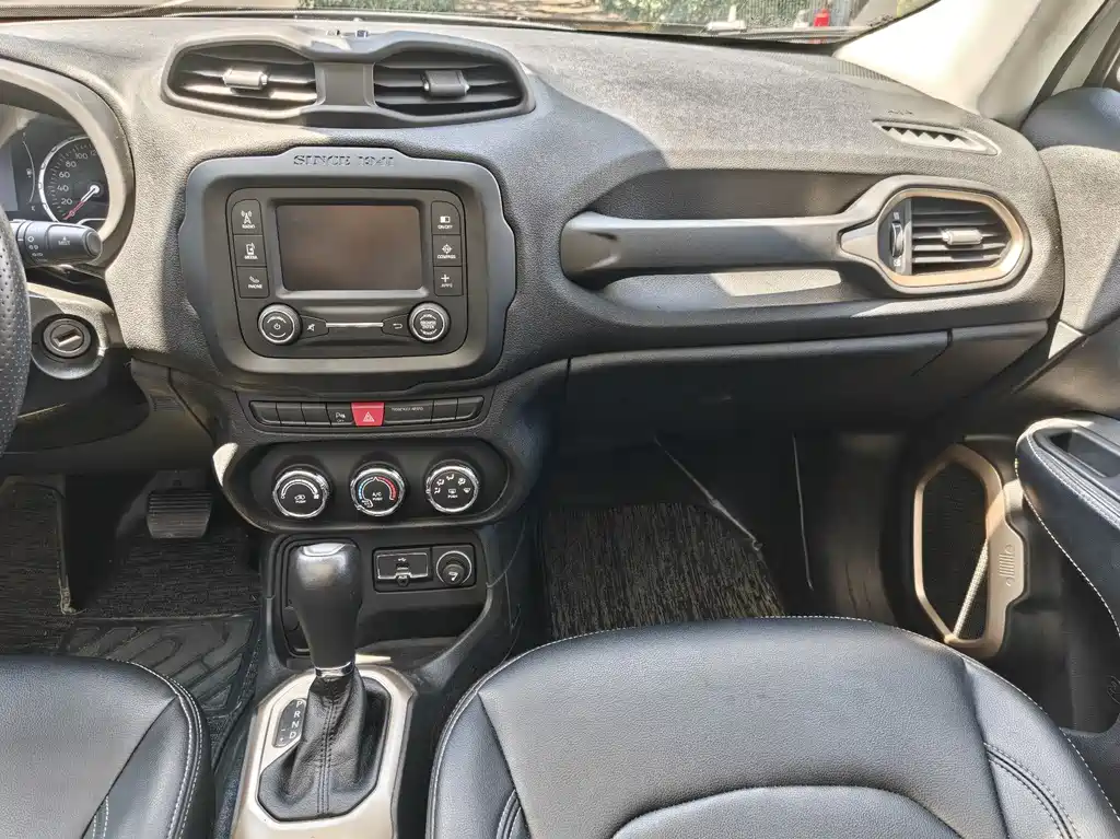 Jeep Renegade 2017 — фото 12