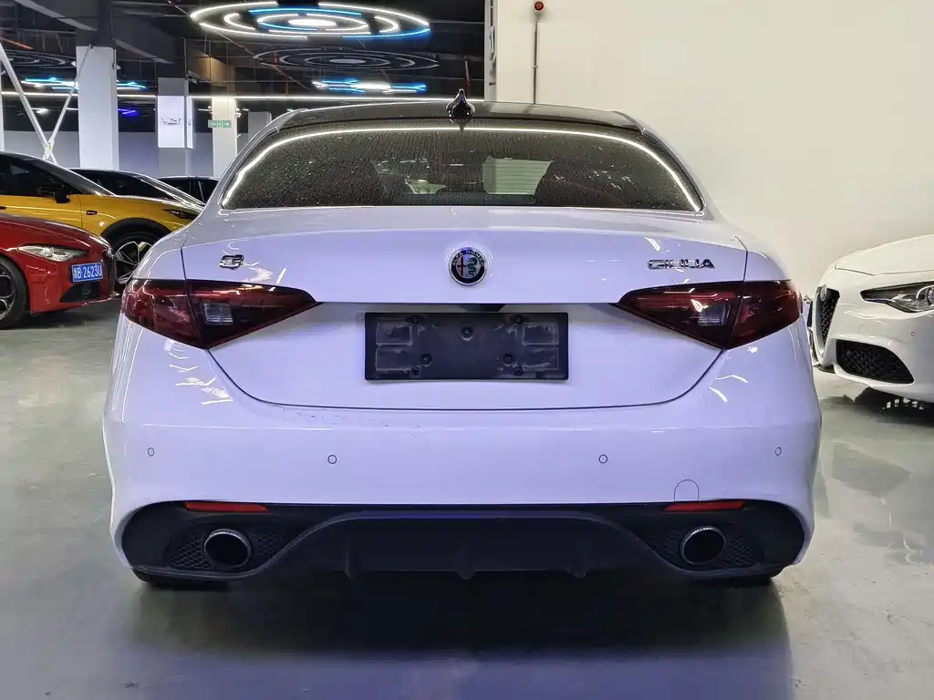 Alfa Romeo Giulia 2017 — фото 16