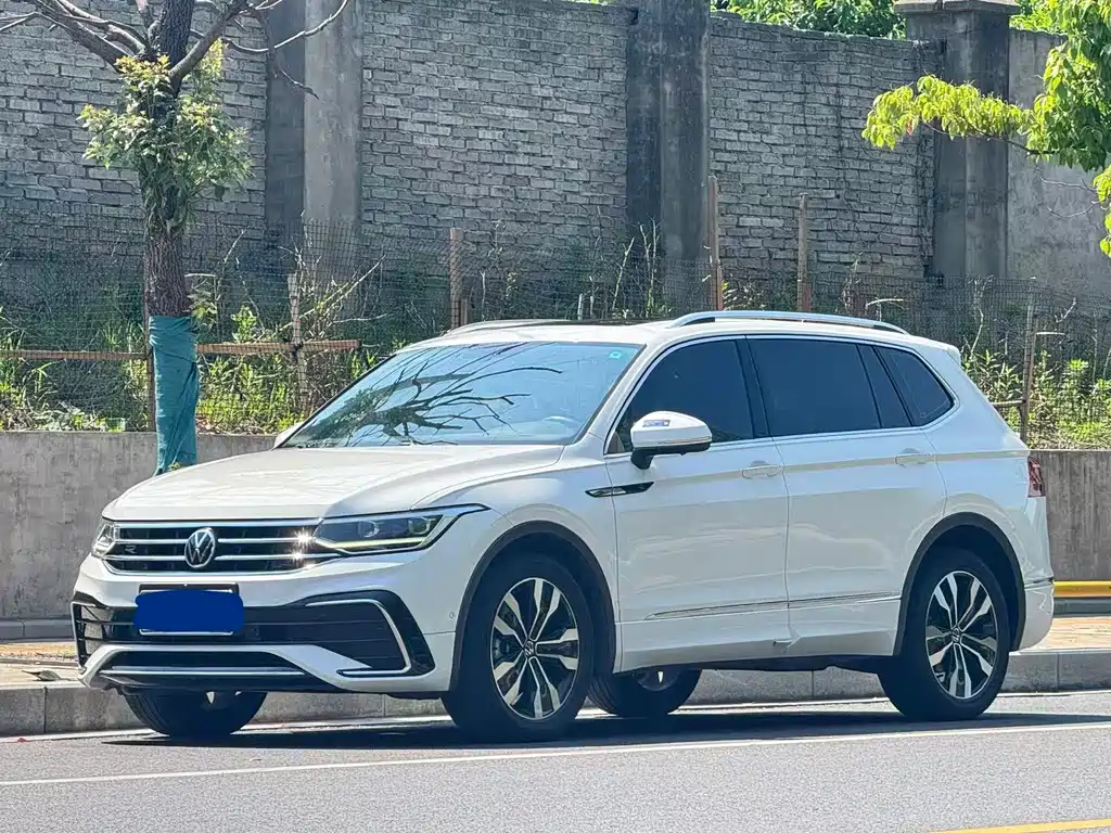 Volkswagen Tiguan L 2023 — фото 1