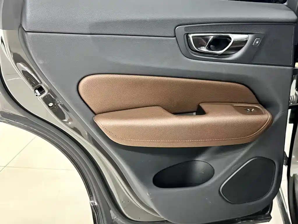 Volvo XC60 2018 — фото 13