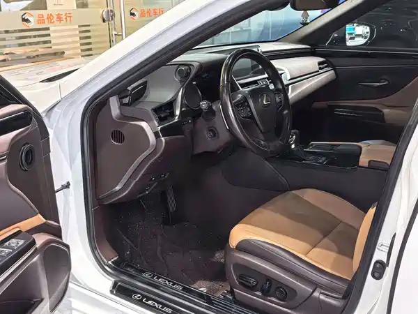 Lexus ES 2020
