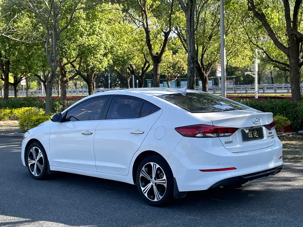 Hyundai Elantra 2019 — фото 9
