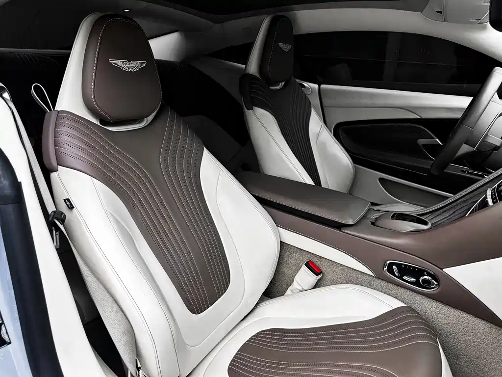 Aston Martin DB11 2018 — фото 15