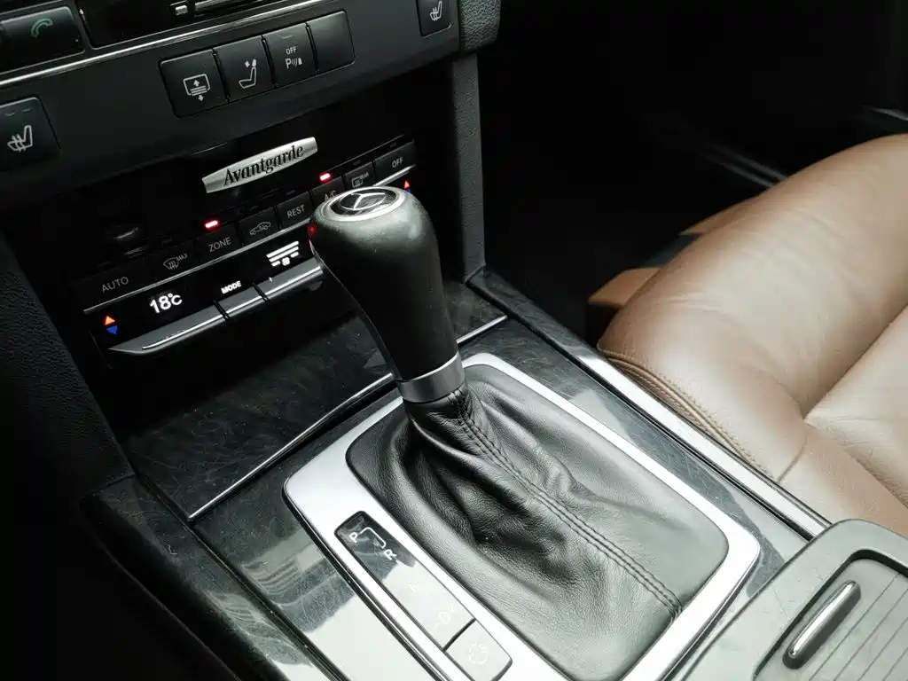 Mercedes-Benz E-Class 2010 — фото 13