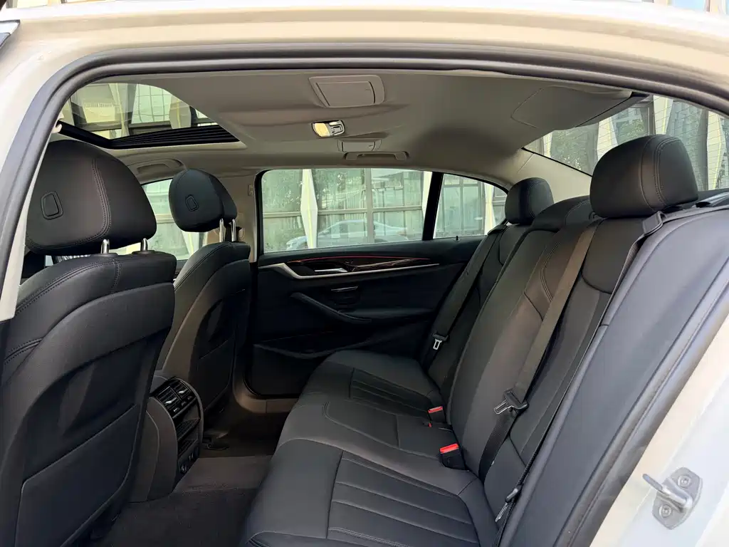 BMW 5 Series 2018 — фото 12