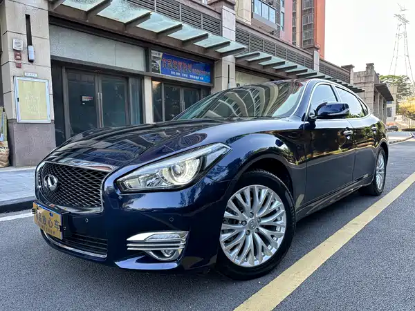 Infiniti Q70 2019
