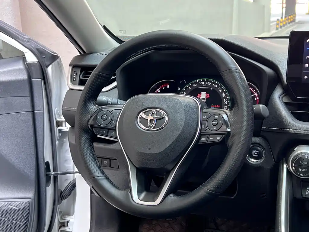 Toyota RAV4 2024 — фото 12