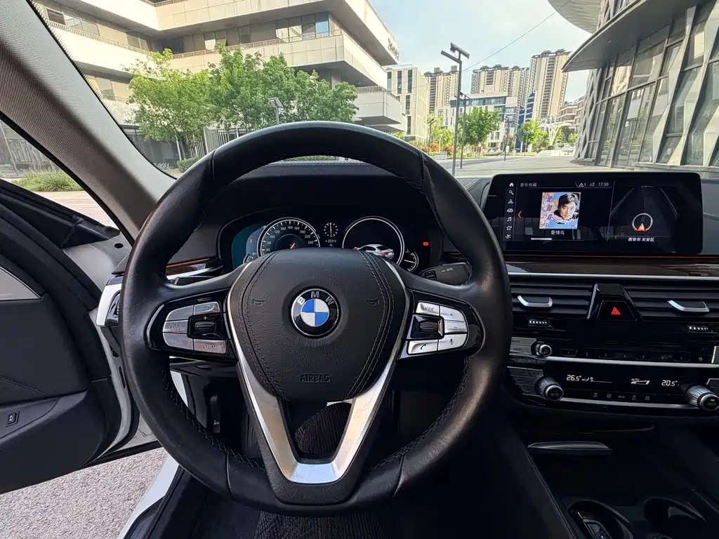 BMW 5 Series 2018 — фото 10