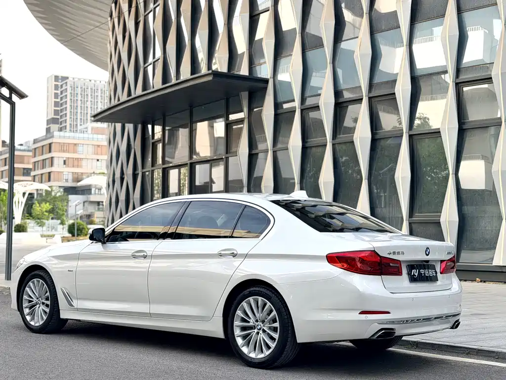 BMW 5 Series 2018 — фото 17
