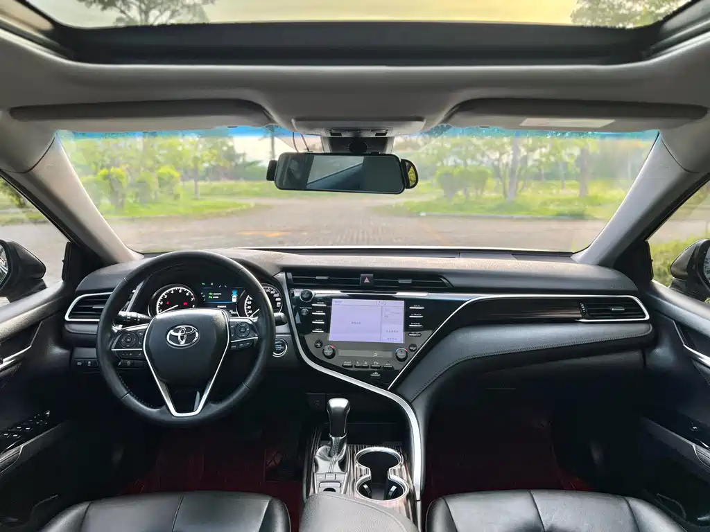 Toyota Camry 2018 — фото 11