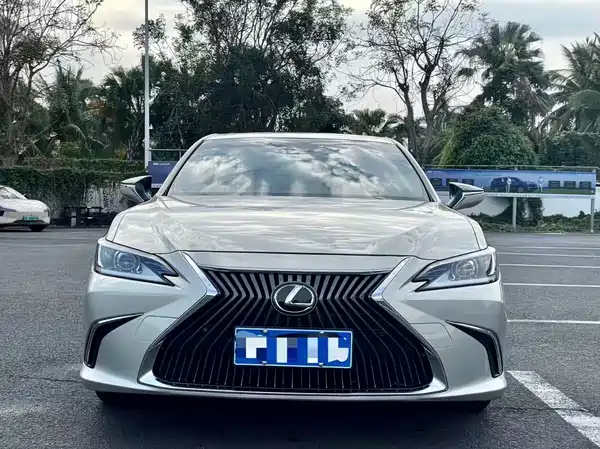 Lexus ES 2020