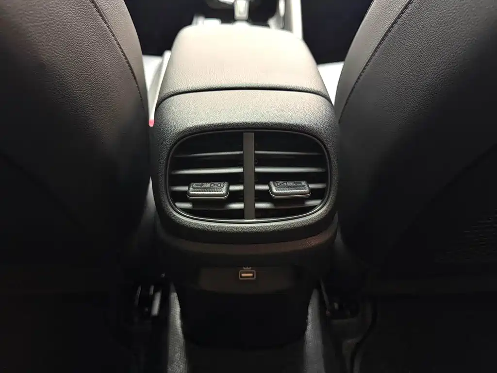 Hyundai Elantra 2023 — фото 10