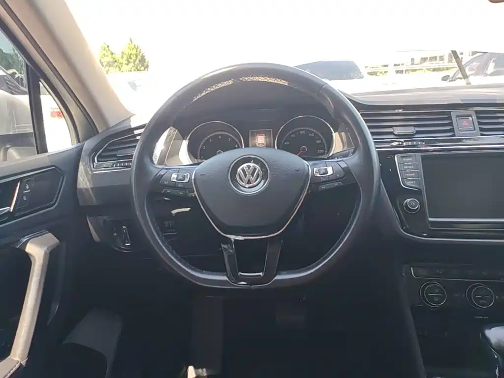 Volkswagen Tiguan L 2018 — фото 11