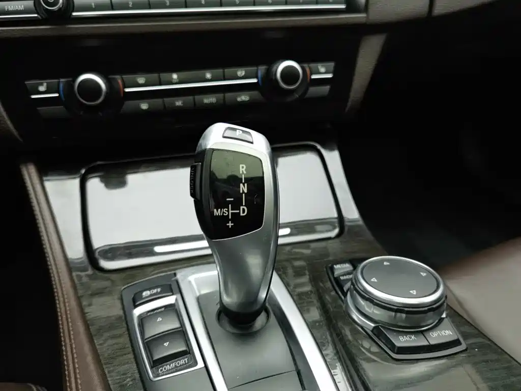 BMW 5 Series 2015 — фото 13
