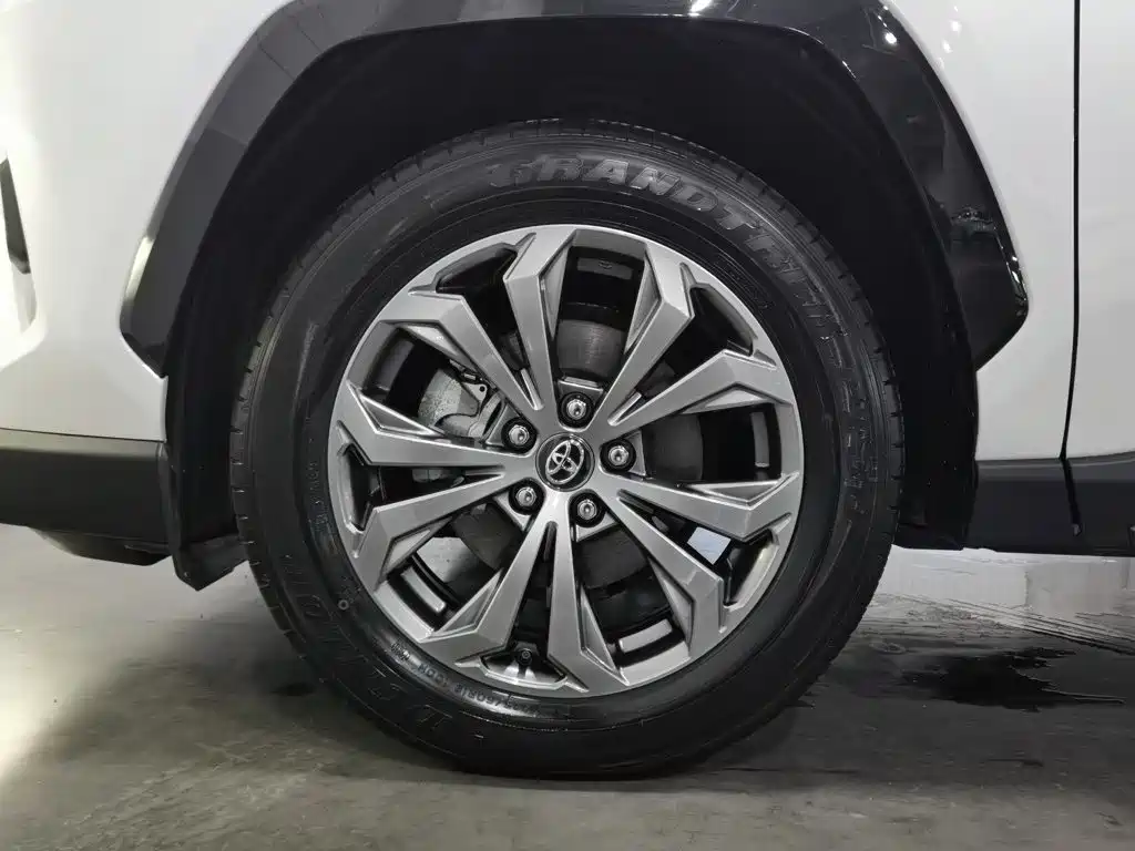 Toyota RAV4 2025 — фото 17