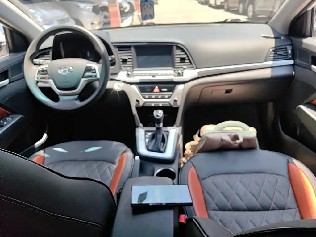 Hyundai Elantra 2017 — фото 10