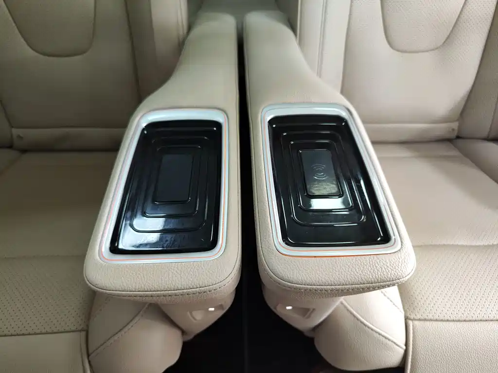 Mercedes-Benz V-Class 2023 — фото 28