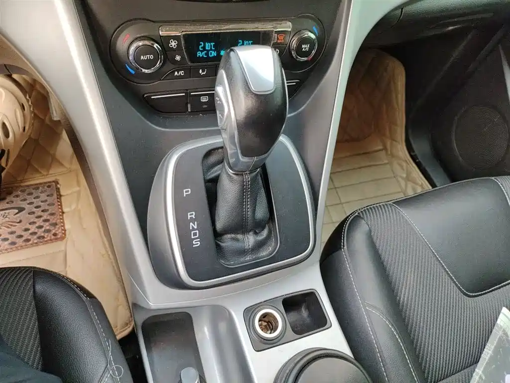 Ford Kuga 2015 — фото 10