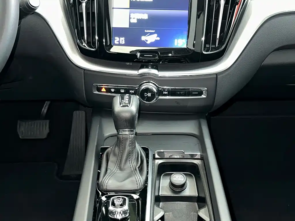 Volvo XC60 2019 — фото 14