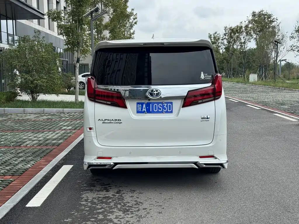 Toyota Alphard 2023 — фото 13