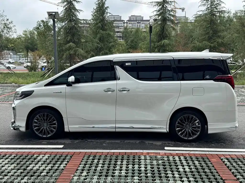Toyota Alphard 2023 — фото 11