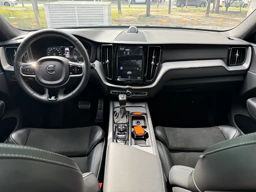 Volvo XC60 2019 — фото 10