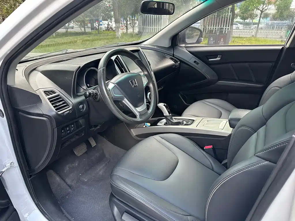 Luxgen You6 SUV 2015 — фото 13