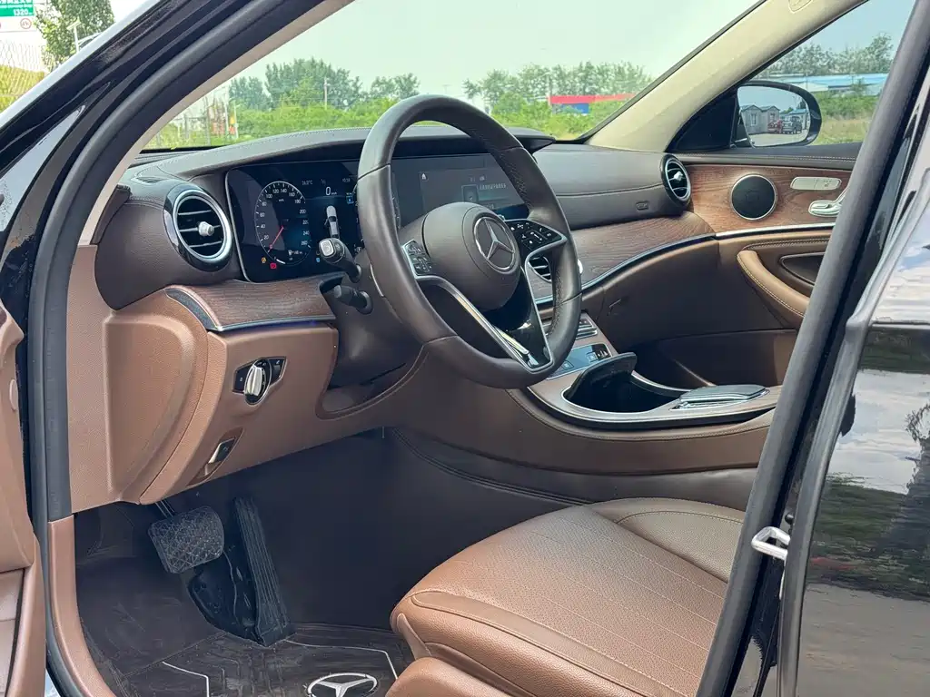 Mercedes-Benz E-Class 2023 — фото 18