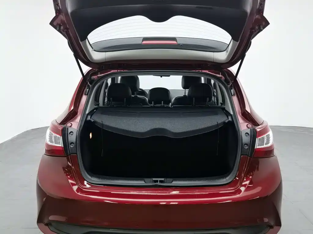 Nissan Tiida 2017 — фото 16