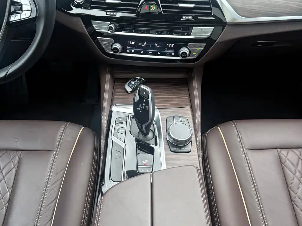 BMW 5 Series New Energy 2019 — фото 11