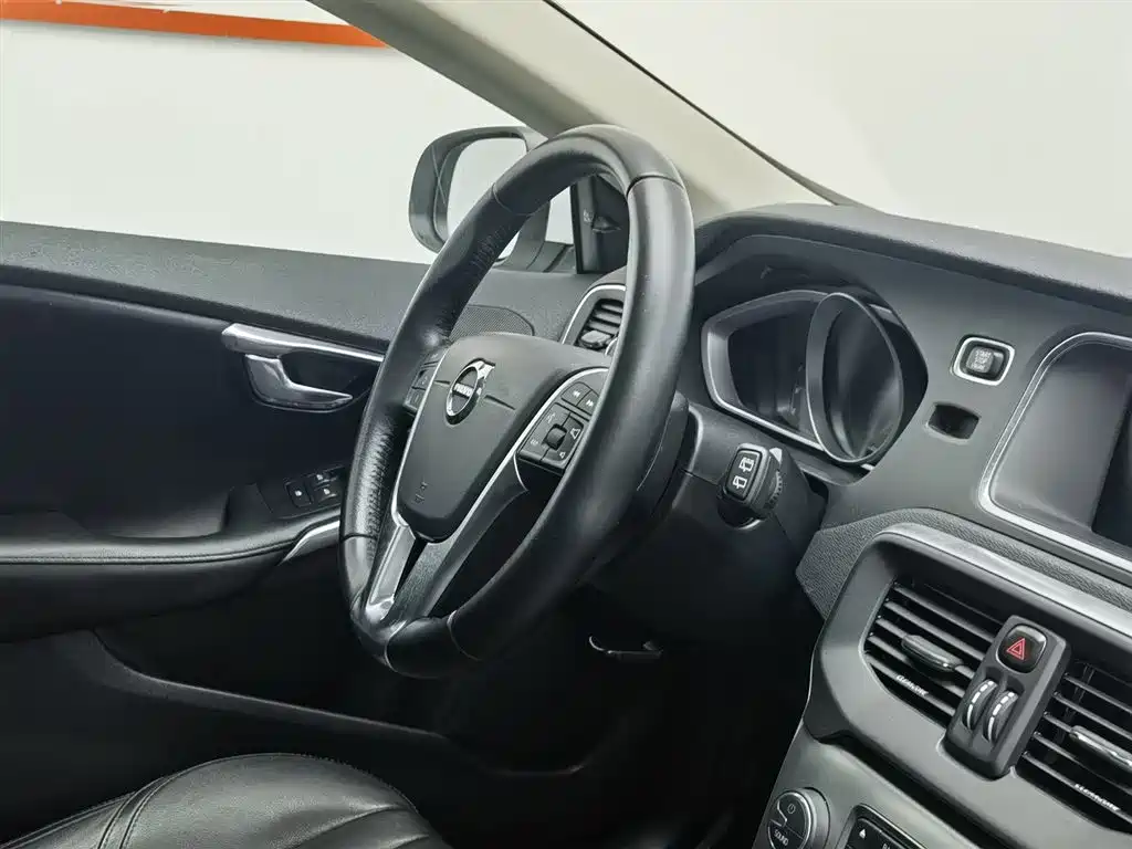Volvo V40 2017 — фото 22