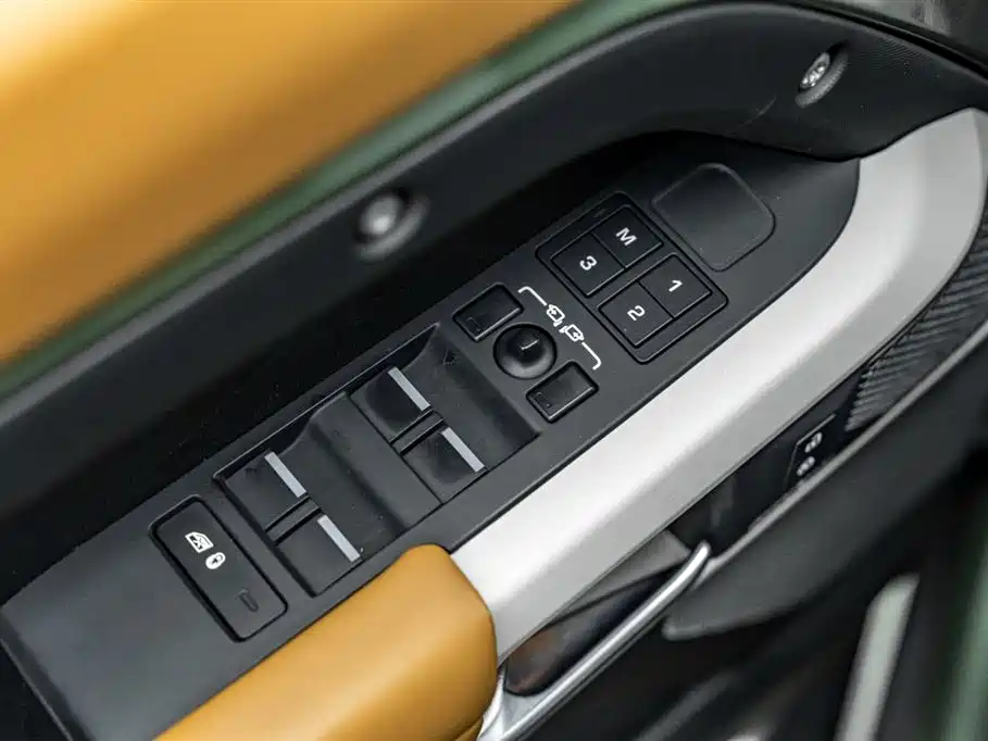 Land Rover Defender 2023 — фото 15