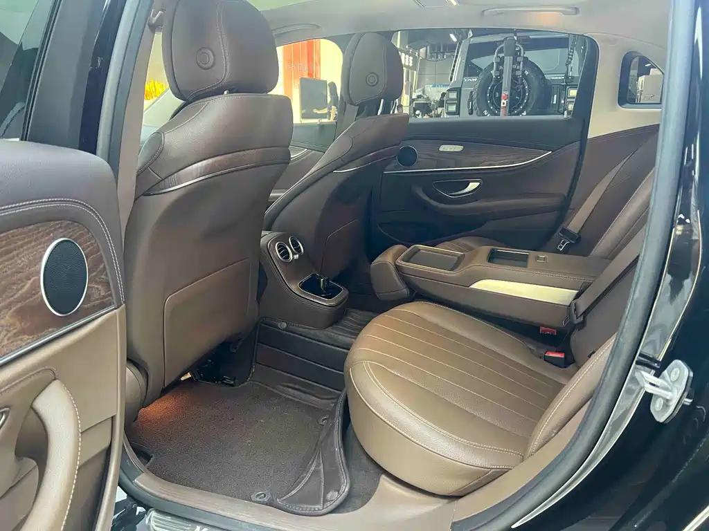 Mercedes-Benz E-Class 2023 — фото 17